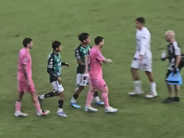 Video: Club León kaatoi Inter Miamin – pelaajat pyysivät Lionel Messiltä paitaa ja yhteiskuvia