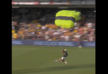 Video: Laskuvarjohyppääjän alastulo meni aivan pieleen Hollannin Eredivisien avauskierroksella