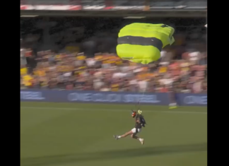 Video: Laskuvarjohyppääjän alastulo meni aivan pieleen Hollannin Eredivisien avauskierroksella