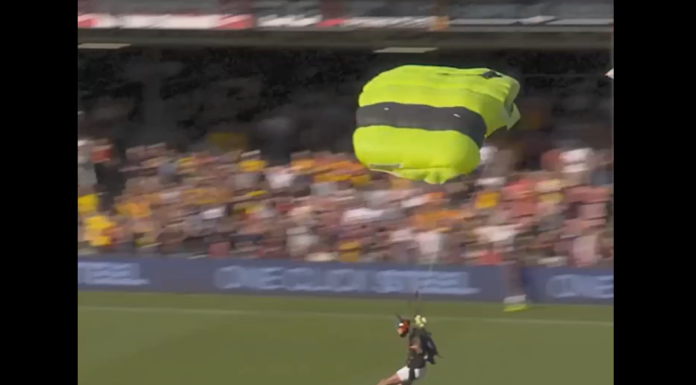 Video: Laskuvarjohyppääjän alastulo meni aivan pieleen Hollannin Eredivisien avauskierroksella