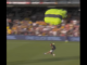 Video: Laskuvarjohyppääjän alastulo meni aivan pieleen Hollannin Eredivisien avauskierroksella