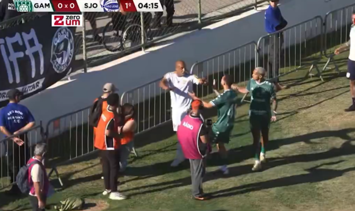 Video: Puolustaja täräytti pallon pr-henkilöä päähän – menetti tajuntansa Brasilian divarissa