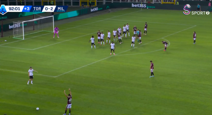 Video: Torinon Che Adams laukoi hämmentävän komean maalin AC Milanon verkkoon