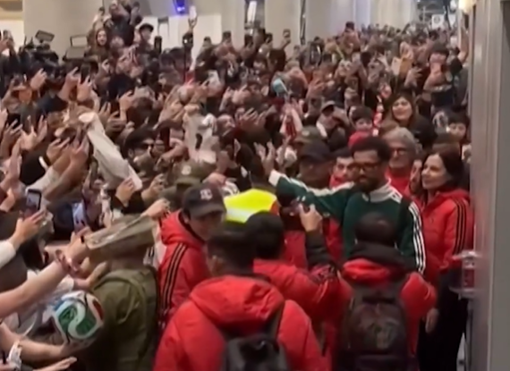 Video: Kulttisuosioon noussut maalivahti Vozinha saapui Chileen – lentokenttä täynnä faneja