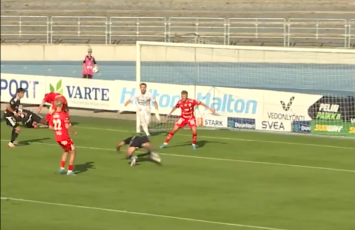 Video: FC Lahden Momodou Sarr puski voittomaalin lähes nurmen pinnasta Veikkausliigassa