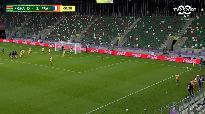 Ranskan U20 naisilla vuoden erikoisin kulmapotkukuvio – ja pallo oli maalissa
