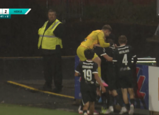 Video: FC Haka hölmöili urakalla – KäPan Niklas Leinosen keskityspallosta tuli unelmamaali