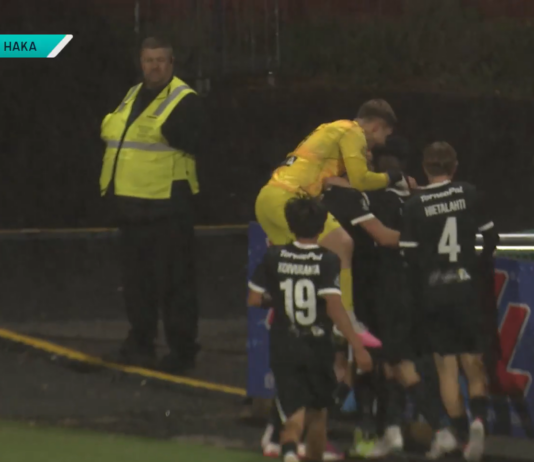 Video: FC Haka hölmöili urakalla – KäPan Niklas Leinosen keskityspallosta tuli unelmamaali