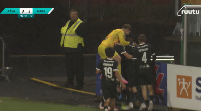 Video: FC Haka hölmöili urakalla – KäPan Niklas Leinosen keskityspallosta tuli unelmamaali