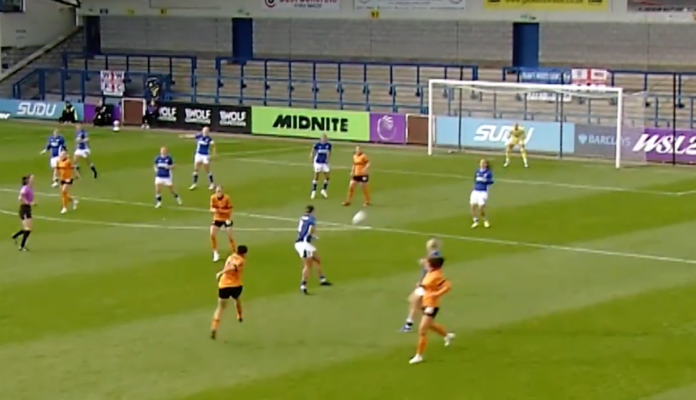Video: Wolves-puolustaja laukoi uskomattoman maalin 35 metristä Women's League Cupissa