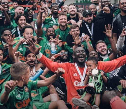 Englannin 9. sarjatason maalivahti valittiin kuninkaaksi Ugandassa – kieltäytyi ja halusi jatkaa uraansa