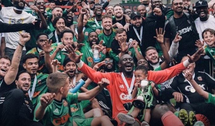 Englannin 9. sarjatason maalivahti valittiin kuninkaaksi Ugandassa – kieltäytyi ja halusi jatkaa uraansa